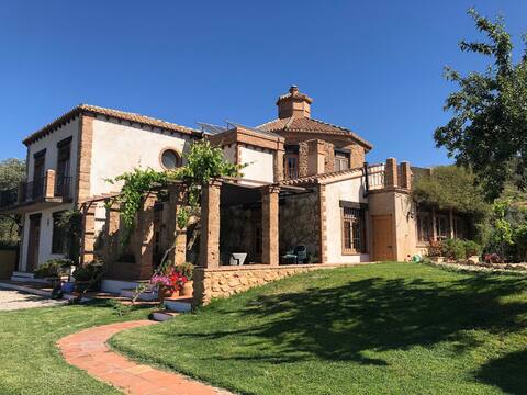 Peaceful Country Getaway,large pool,stunning views
