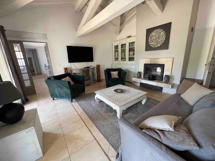 Sala de estar con vistas a los pisos de piedra de la terraza cubierta en la parte delantera orientada al sur