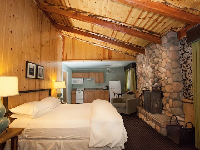 King Studio w/ Fireplace - Walk to Gondola or Lake