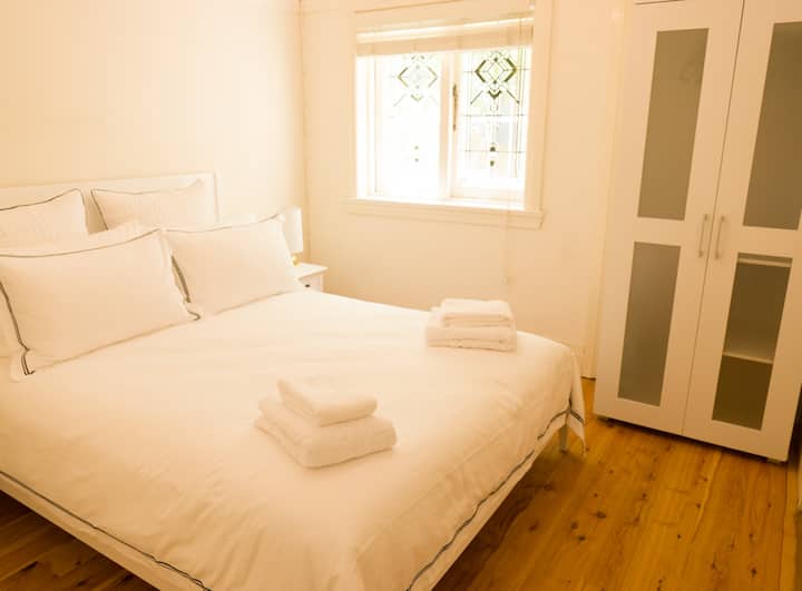 เตียงควีนไซส์ใหม่เอี่ยมและที่นอนนุ่มสบาย