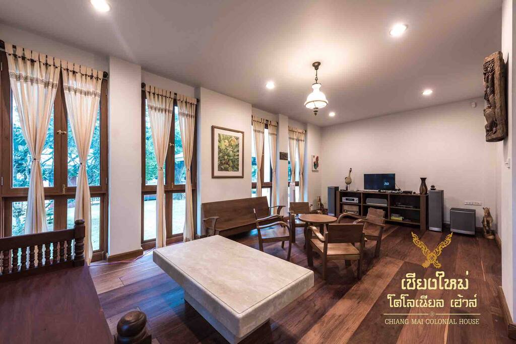Living room with air condition 客廳配有空調