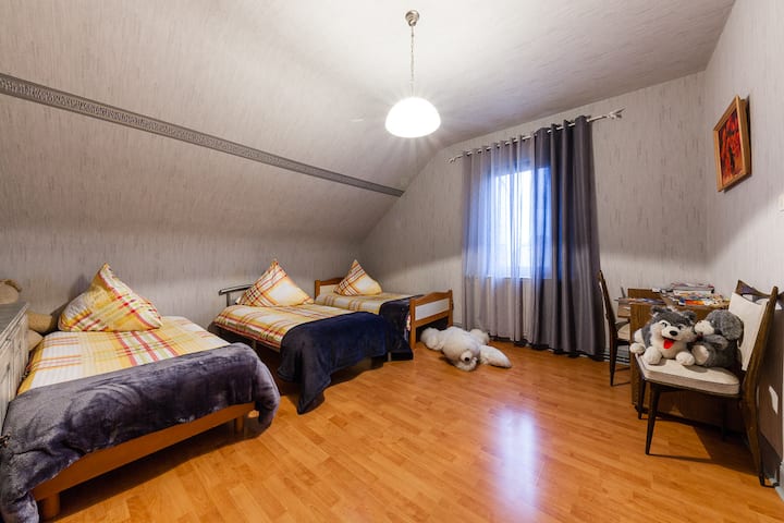 Спална соба со 3 кревета 90x190