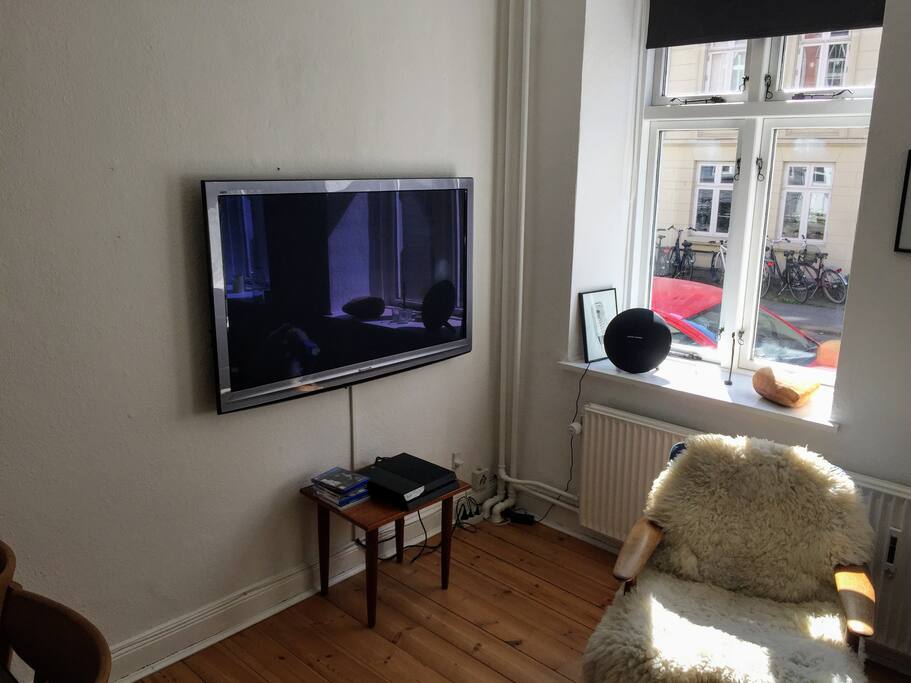 Livin Room: 55' inches TV, and bluetooth speaker.