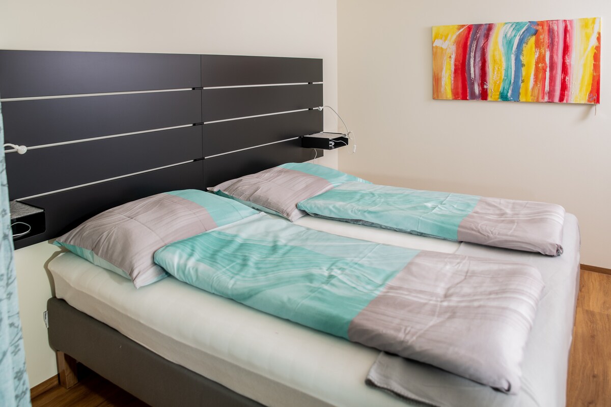 Spavaća soba s krevetima s oprugama (odvojeno)