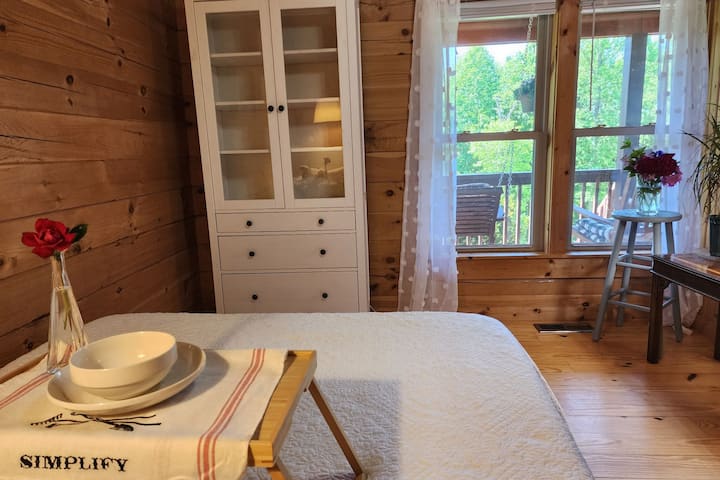 Ქვედა საძინებელი მოქცეულია ხის სახლის უკანა ნაწილში, მისაღები ოთახის, სასადილო სივრცეებისა და სამზარეულოს ხმაურისგან მოშორებით. Მას აქვს სააბაზანო დარბაზის გასწვრივ და ფანჯრები, რომლებიც ვერანდაზე იყურება. 