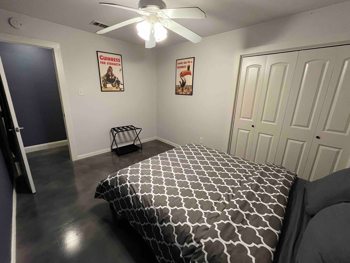 Manželská posteľ so šatníkom