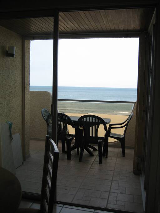 La terrasse (avec table et 4 autres chaises)
