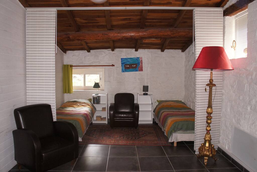 chambre modulable 2 lits simple de 80 ou lit double de 160, fermée par des cloisons japonaises