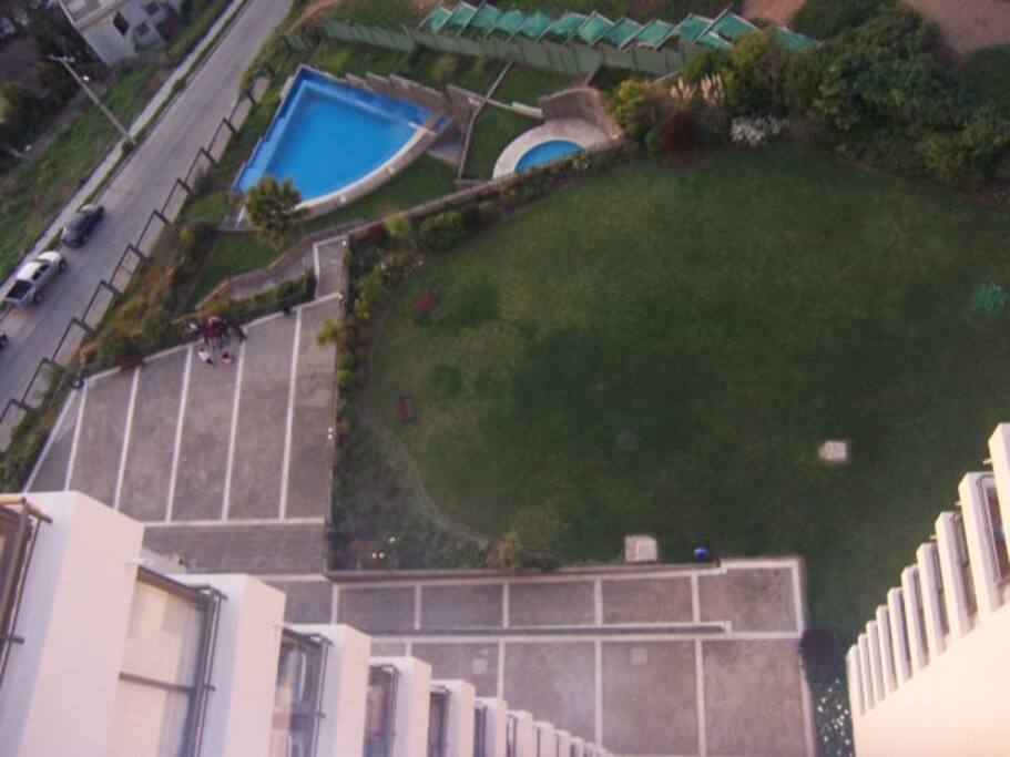 Piscina exterior y otra interior temperada, sauna, sala de juegos, jardines.