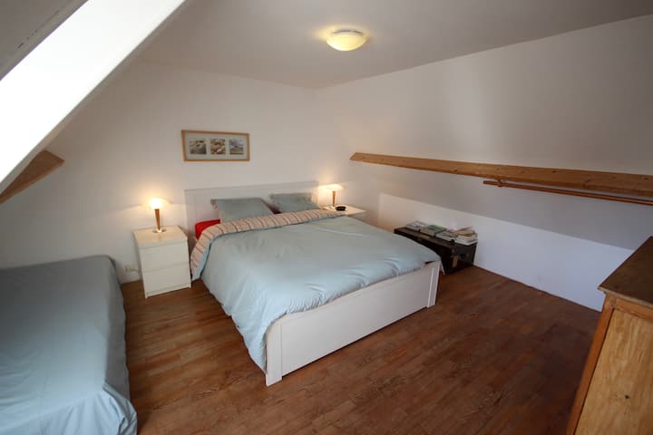 1 ოთახიანი საწოლი 160 x 200, სათავსოთი.