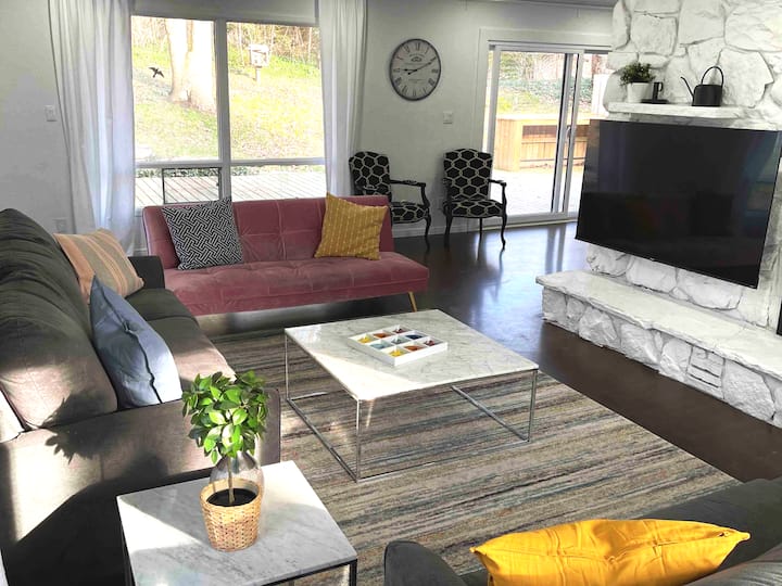 Cheerful 4 bedroom cottage with indoor fireplace Cottages for Rent in