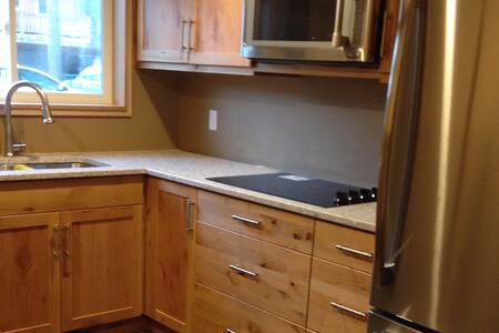 118 BEAVER ST. (a queen bed room) Banff downtown