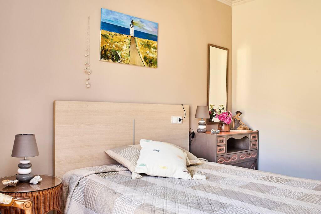 dormitorio en alquiler.dos personas..muy alegre...todo exterior.frente a la piscina