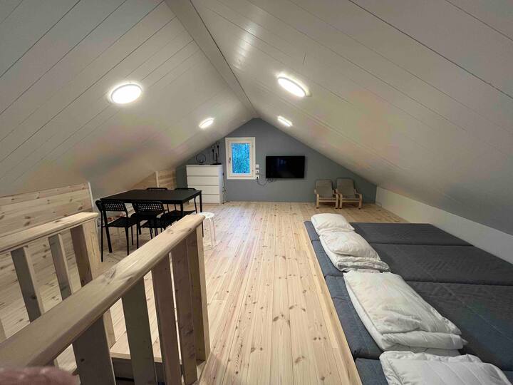 Поткровје со простор за играње, игри и забава, како и некои места за спиење.