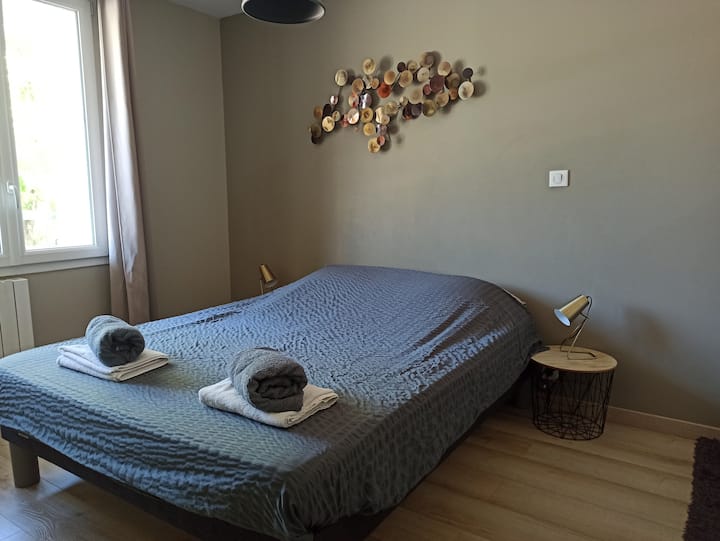 Bračni krevet (160) u nezavisnoj spavaćoj sobi