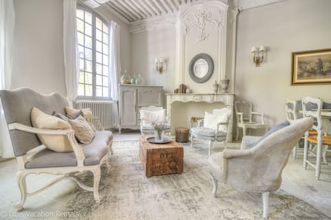 Annonce Airbnb populaire: Beautiful apartment in the heart of historic Uzès à Uzès