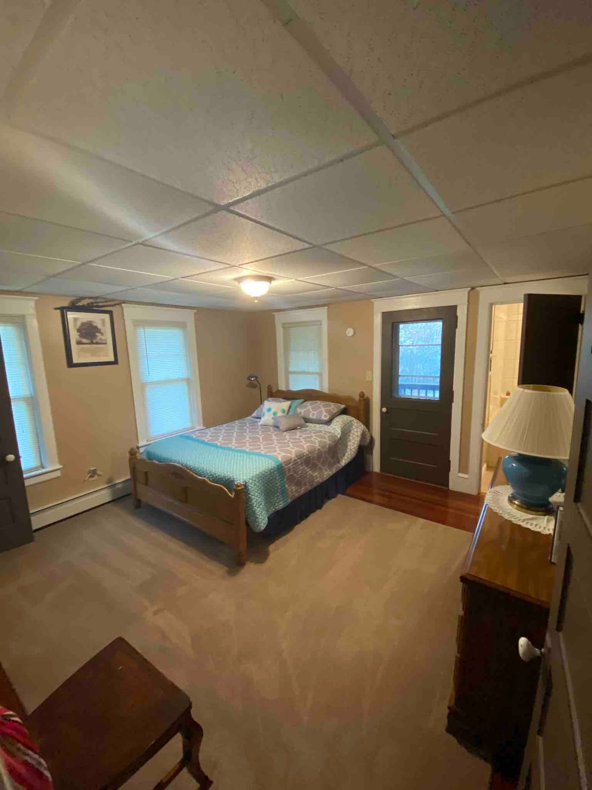 Slaapkamer twee met een queensize bed en badkamer