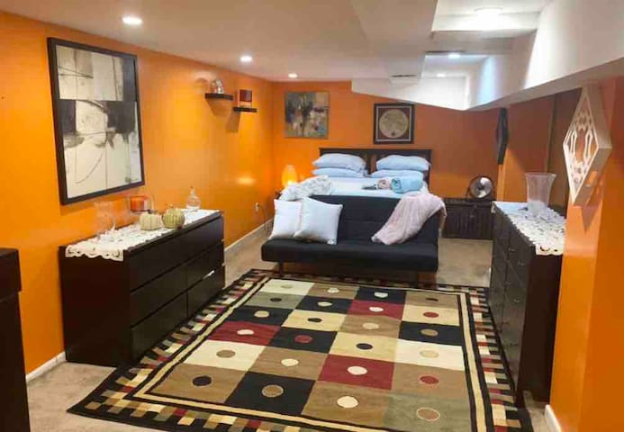 Private Brownstone  Basement Studio Seasonal Space