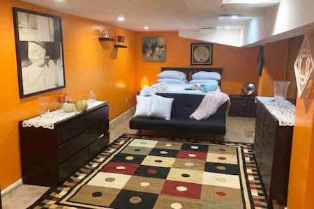 Private Brownstone  Basement Studio Seasonal Space