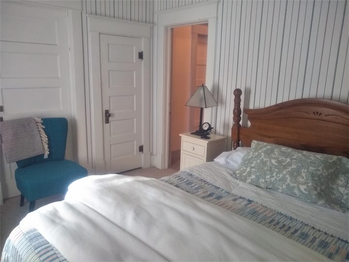 Chumba cha Gallatin ni chumba chetu chenye nafasi kubwa zaidi, chenye kitanda cha ukubwa wa malkia na ofisi ya vipodozi. 