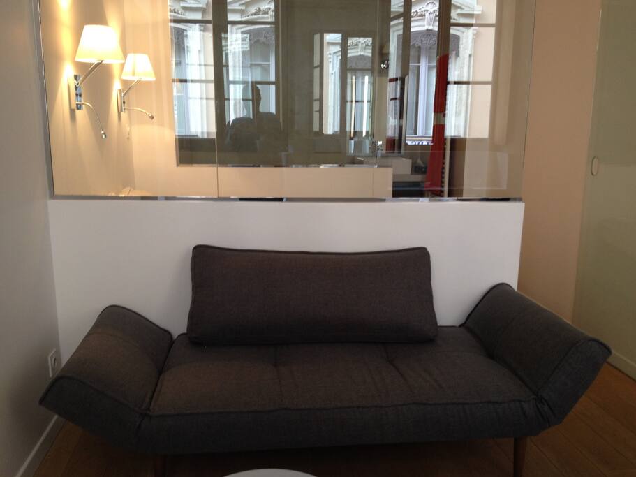 salon avec vue sur la chambre