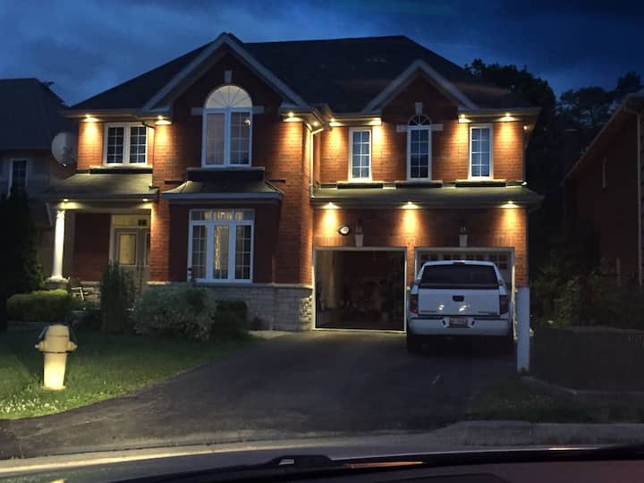 4 Bedroom House With Ravine Back Yard - Pickering