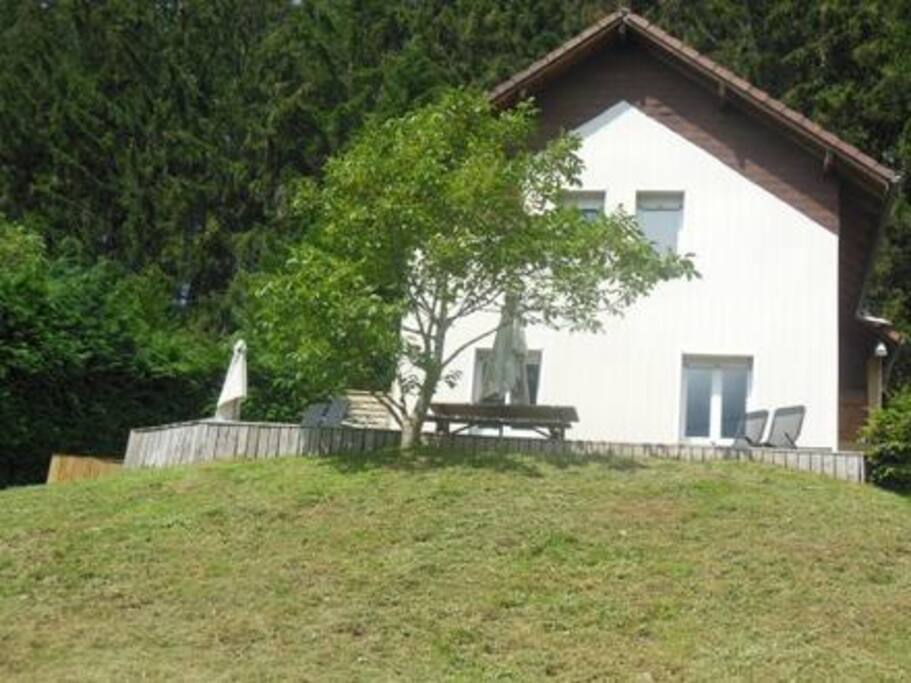 Vue sur le gîte en été
