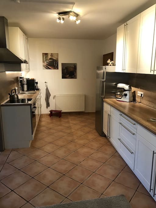Küche,zur Mitbenutzung mit Geschirrspülmaschine, Herd,Backofen;Kühlschrank, Kaffeemaschine