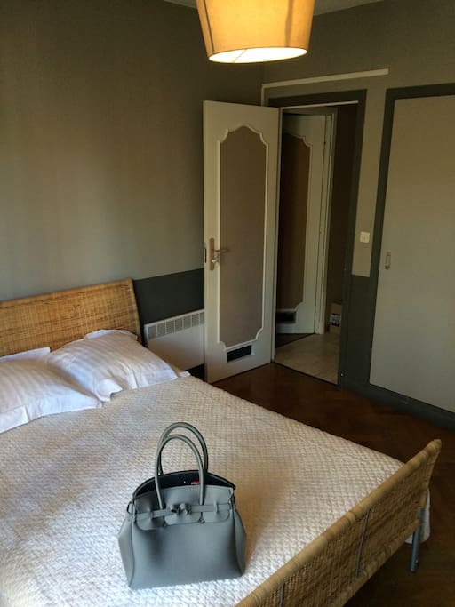 Chambre avec grands placards