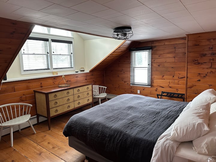 غرفة نوم بسرير كبير للضيوف