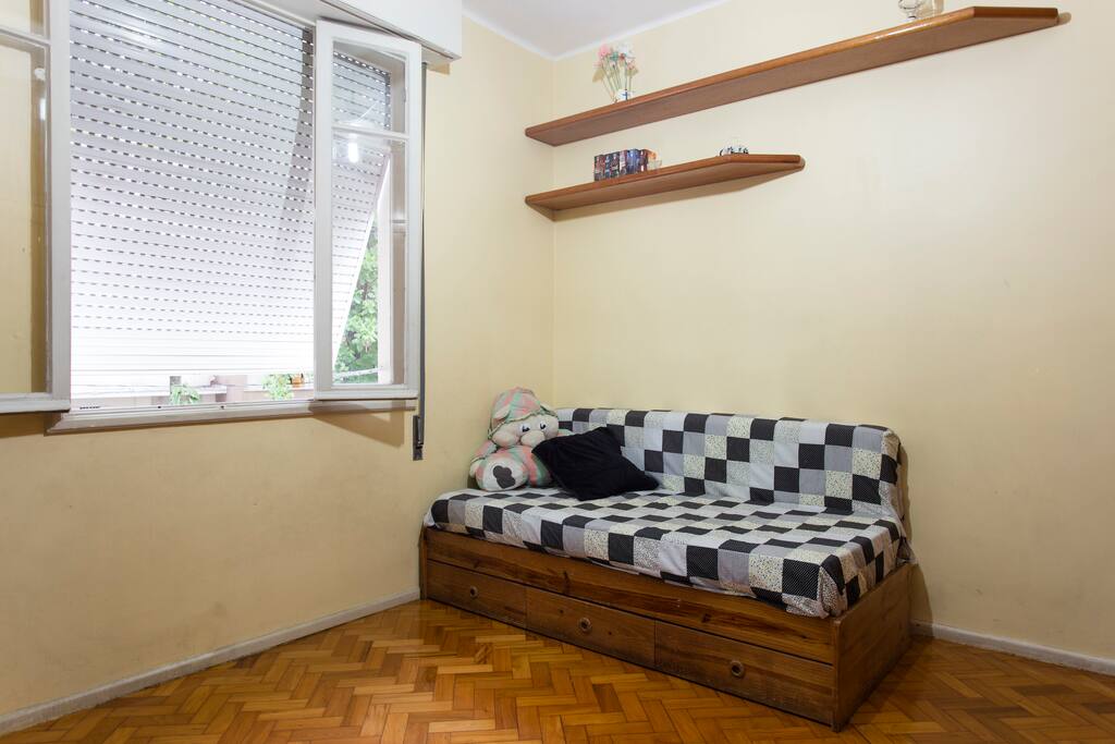 Quarto amplo com espaço para mais uma pessoa em colchão no chão