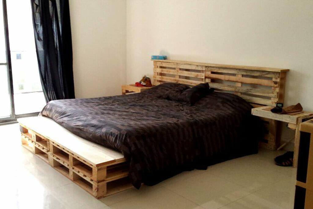 Chambre à coucher avec armoire