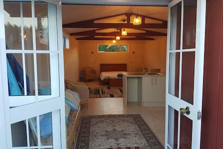 Mangawhai Village Cabin. Funky  space .Cycle hire