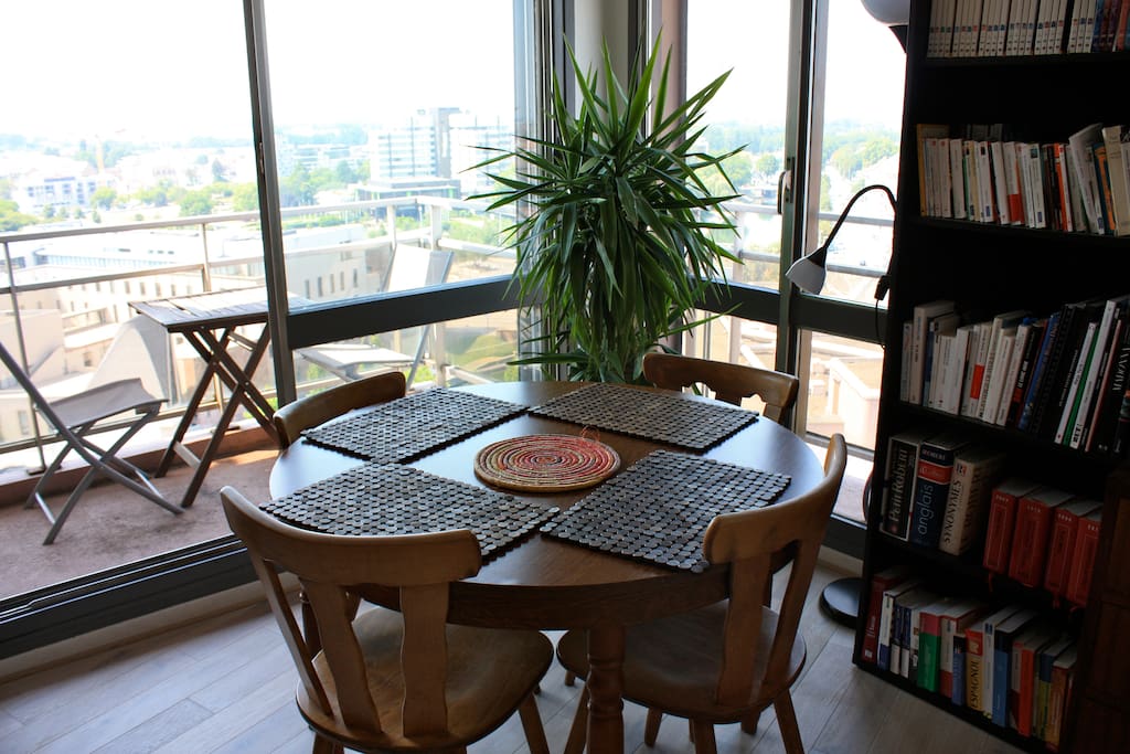 Salle à manger ouverte sur l'extérieur