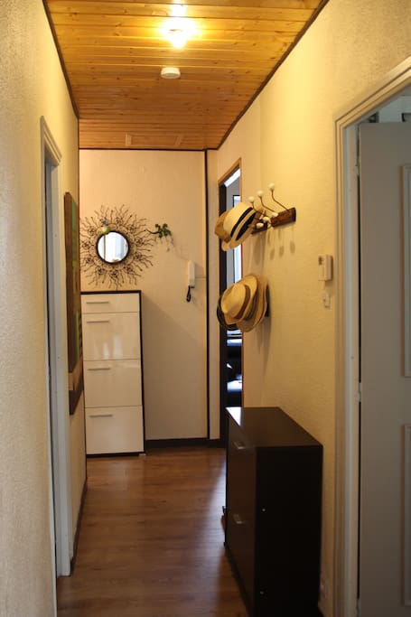 l'entrée, une chambre à gauche, une à droite
