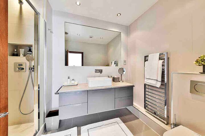 Sloane Street entrance, 2 bedrooms gallery image 5