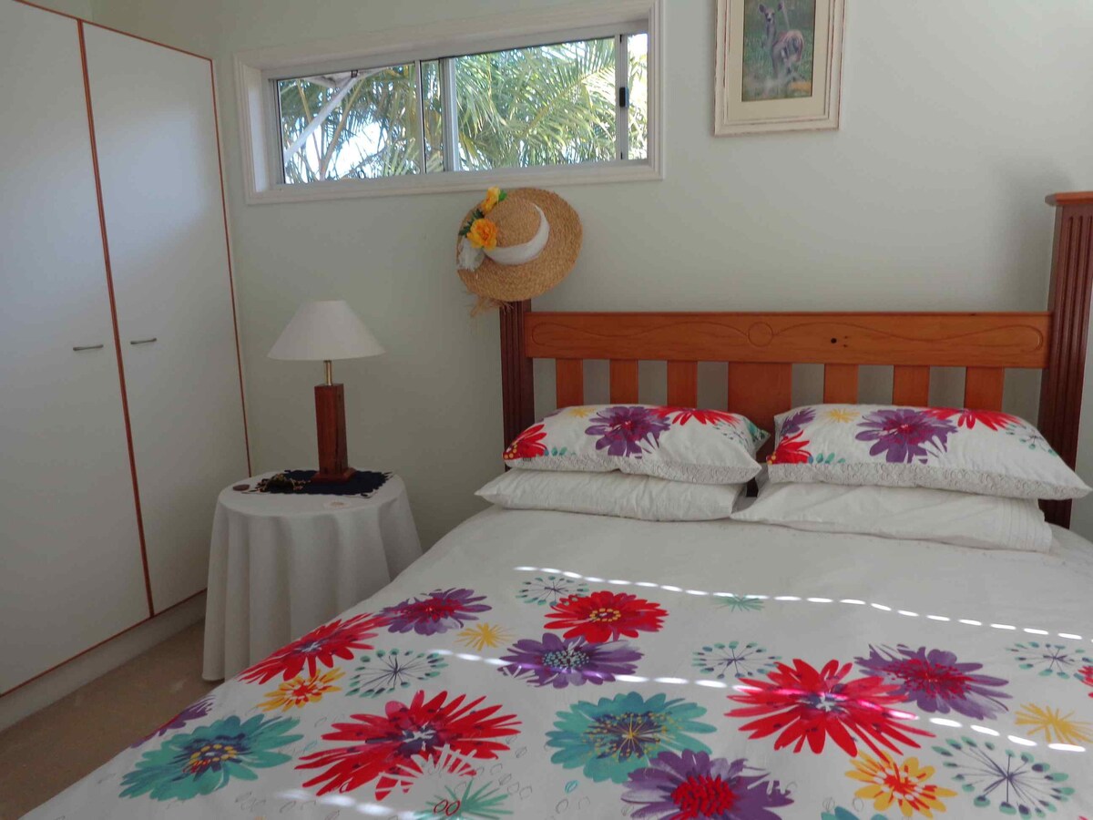 2. spavaća soba s klima-uređajem i stropnim ventilatorom. Poslušajte rane pjesme ptičjeg svijeta. Sa kupaonicom sa spojenom kupaonicom.