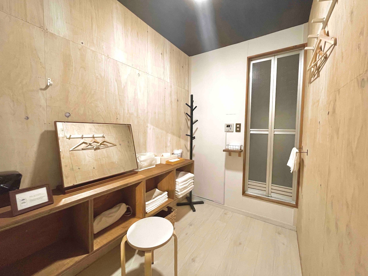＜1F　脱衣所＞

広々とした脱衣所には宿泊数×人数分のバスタオル、フェイスタオル、ボディスポンジ、ドライヤーをご用意しています。

スツール チェクも設置していますので、チェックアウト前のメイクアップルームとしてもご利用いただけます。


< 1 Fドレッシングルーム>

バスタオル、フェイスタオル、フェイスタオル、ボディーススポンジ、ボディーススポンジ、ヘアドライヤーをご用意しています。

メイクルームとしてのご利用も可能です。