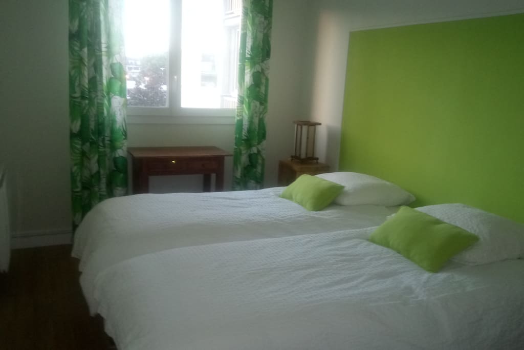 Chambre avec 2 lits de 80 ou 1 lit de 1m60.