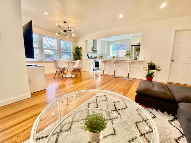 Stunning Venice Hideaway w/Private Yard & Deck! gallery image 2