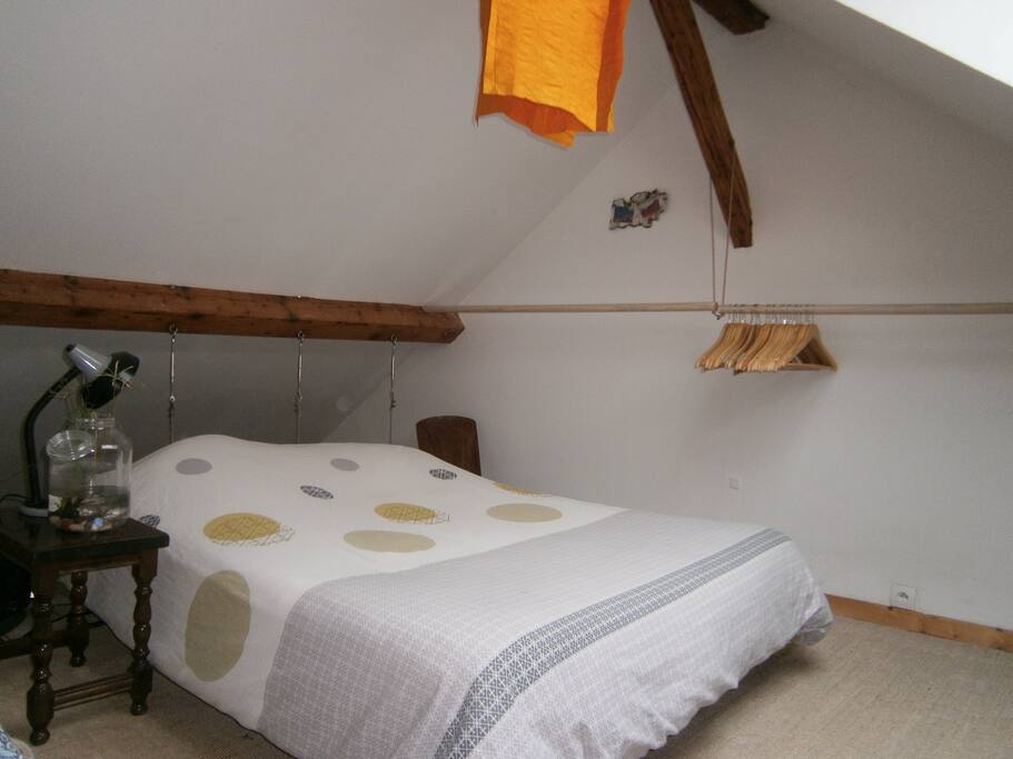 Chambre en mezzanine avec lit double et grand velux