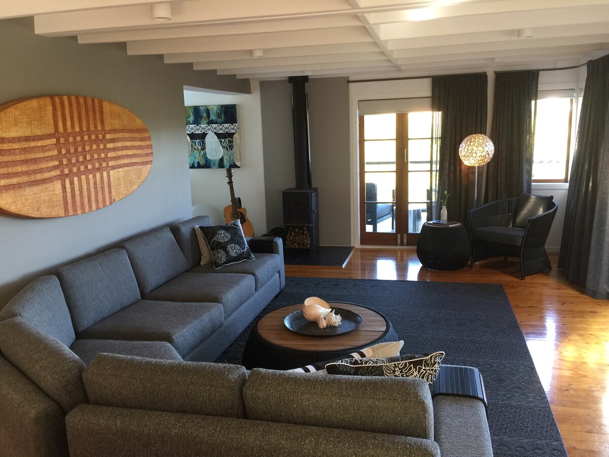 Top performing Airbnb: Waiheke-Garden Bar, Home Theatre, Spa Pool in Waiheke Island