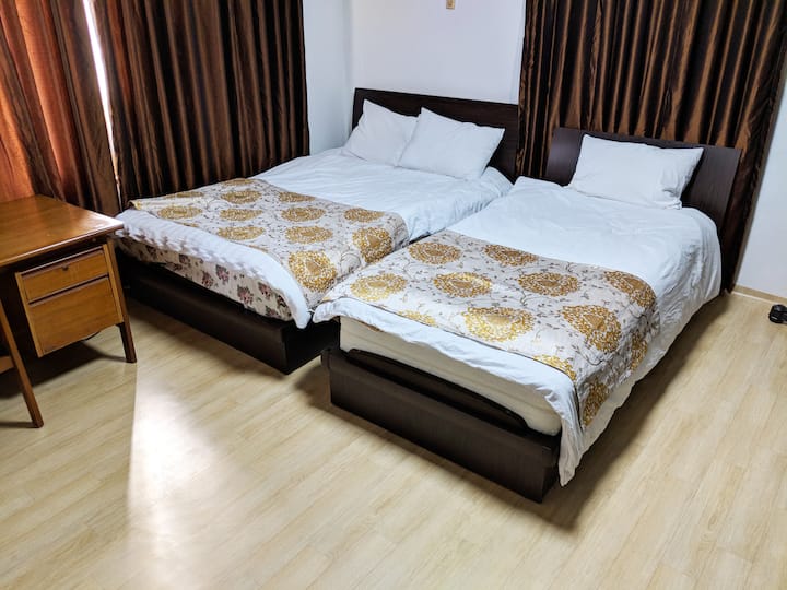 [Rum 1/sovrum # 1] Det är ett rum med tre våningar av mödrar och mödrar, du kan känna den gamla stilen. Det finns ett rymligt skrivbord för enkelt arbete, en dubbelsäng och en en enkelsäng, och en hälsom matta för 2 personer på golvet, så att du kan uppleva ondol ^ ^ 

 [sovrum # 1] två dubbelsängar, och en enkel madrass och en golvmadrass för två personer (upplev Ondol värme!)