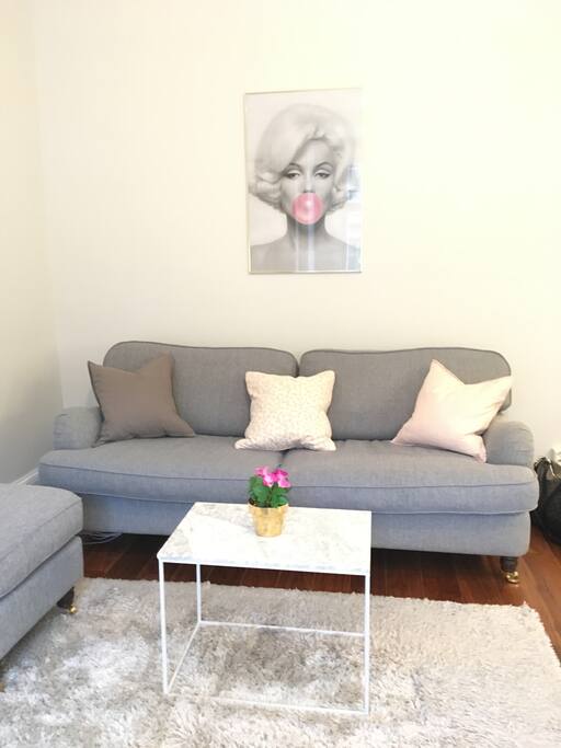 Soffa and marble table