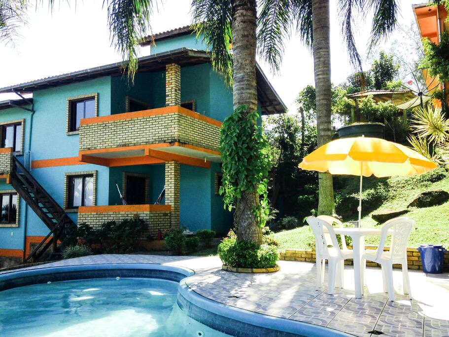 Chamem os vizinhos ali da sacada e borá curtir uma piscina juntos!