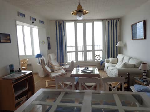 Top performing Airbnb: Beautiful beachfront apartment in Mers Les Bains