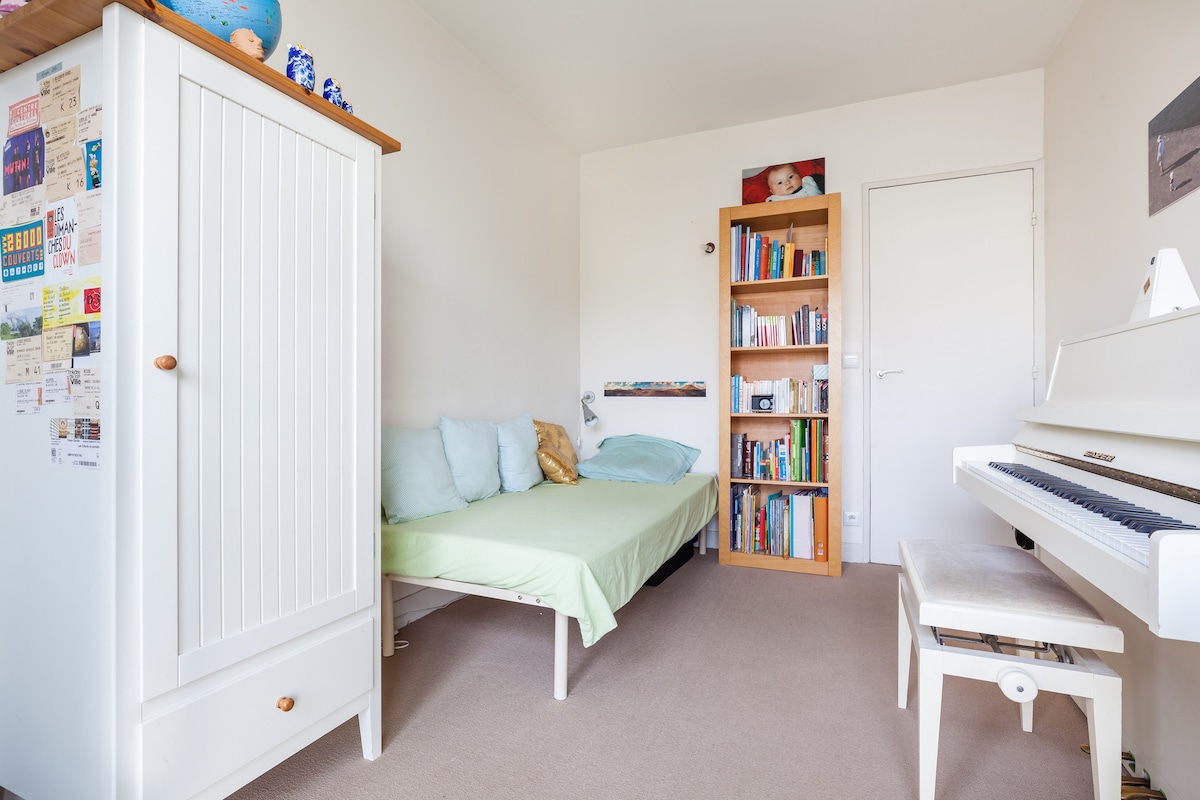 Детската соба 1 со единечен кревет, (+ дополнителен кревет), во моментов пијаното е во дневната соба