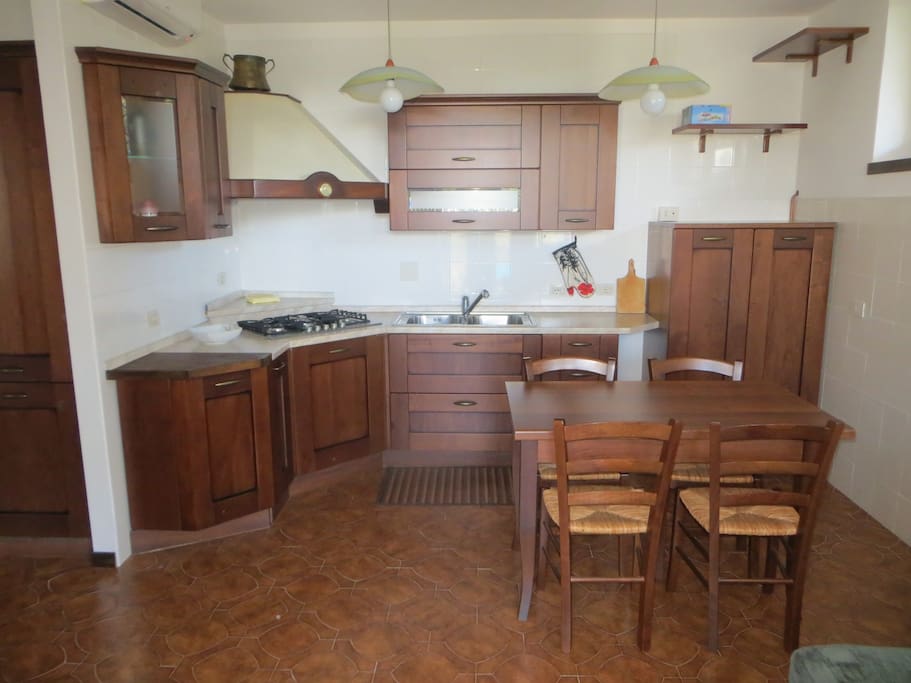 Cucina con tavolo da pranzo