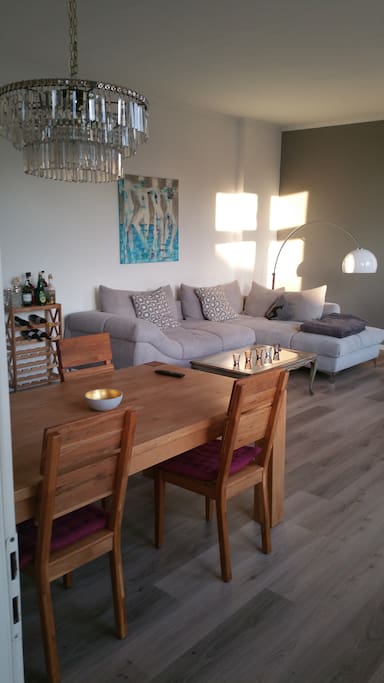Wohnzimmer mir Esstisch