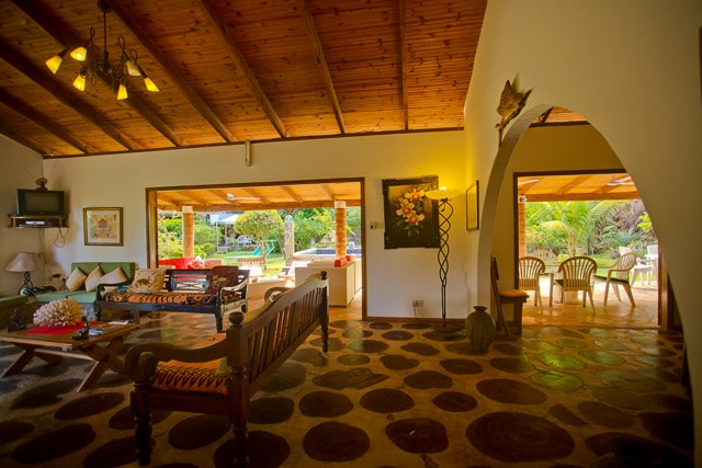 ห้องนั่งเล่นที่กว้างขวางที่นำไปสู่ระเบียง